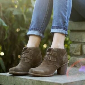 Clarks Artisan Carleta Lyon Heeled Leather Lace Up Ankle Booties in Brown Size 9